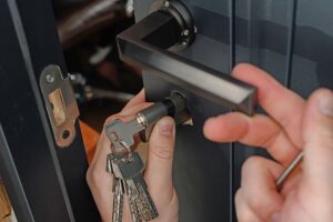 Comparativa entre una cerradura electrónica y una cerradura mecánica para mejorar la seguridad del hogar en Valencia