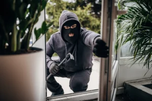 Cerrajero instalando sistema de seguridad en vivienda para evitar robos, servicio urgente en Valencia 24 horas